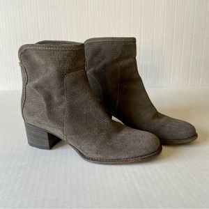 Last chance, gotta go!! Aquatalia heeled ankle boot. Italian leather